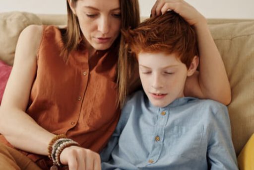 20_Parenting_Coach-Testimonials.jpg אמא וילד קוראים ספר בסלון - זמן איכות עם ילדים